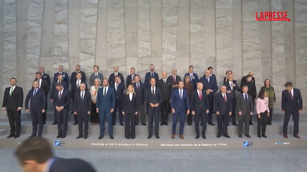 Bruxelles, riunione dei ministri della Difesa della Nato: la foto di famiglia Bruxelles, riunione dei ministri della Difesa della Nato: la foto di famiglia