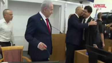 Netanyahu a processo per corruzione, il premier di Israele torna in tribunale