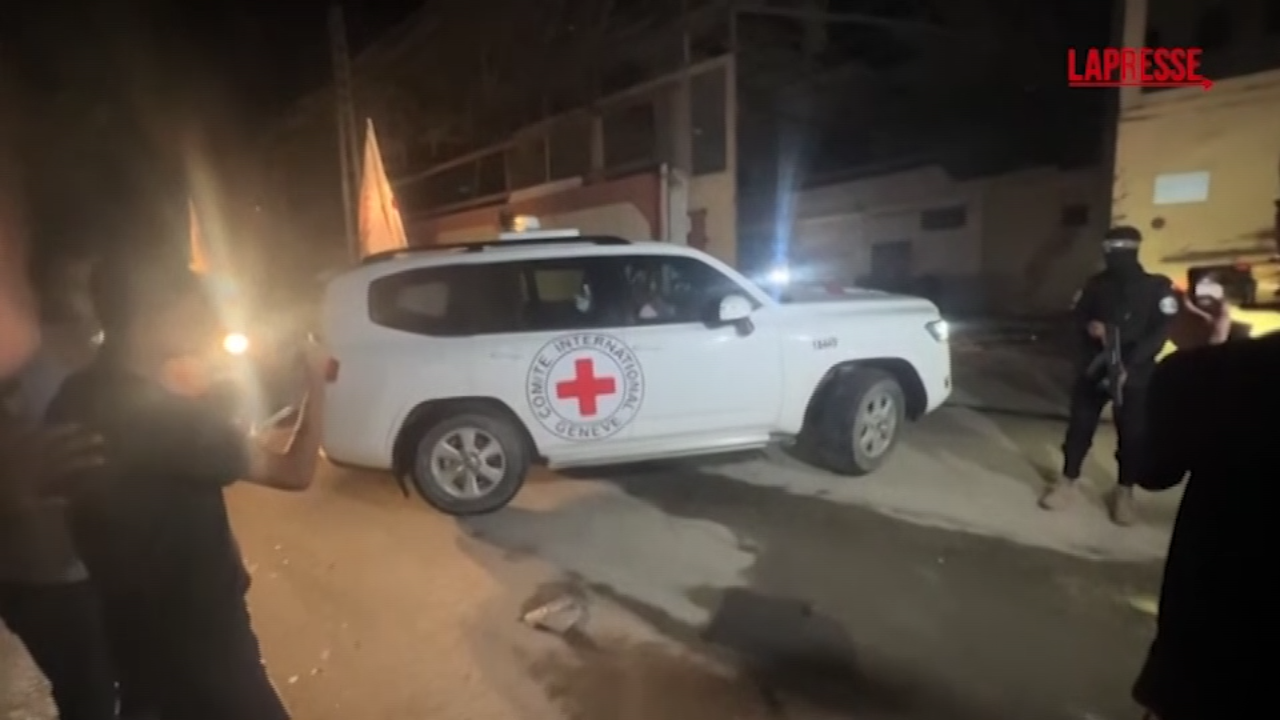 gaza i corpi di 4 ostaggi consegnati da hamas sui mezzi della croce rossa