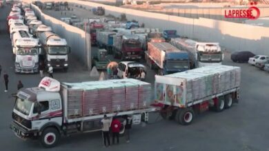 Gaza, valico Rafah ancora chiuso: decine di convogli in attesa