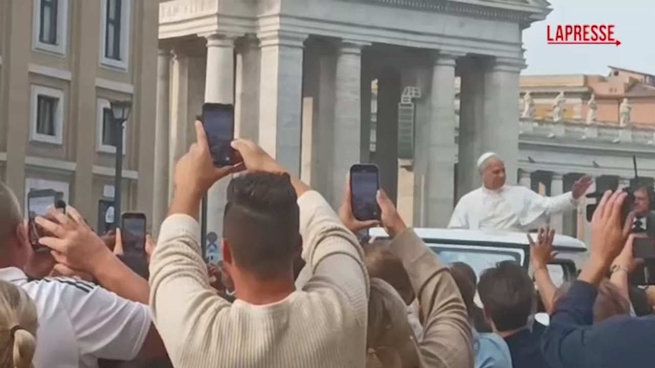 Il Papa attraversa anche via della Conciliazione in papamobile Il Papa attraversa anche via della Conciliazione in papamobile