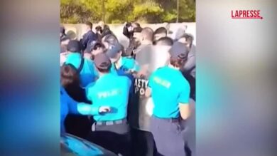 Grecia, protesta dei medici: scontri con polizia durante la visita di Mitsotakis