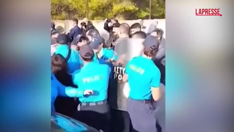 Grecia, protesta dei medici: scontri con polizia durante la visita di Mitsotakis