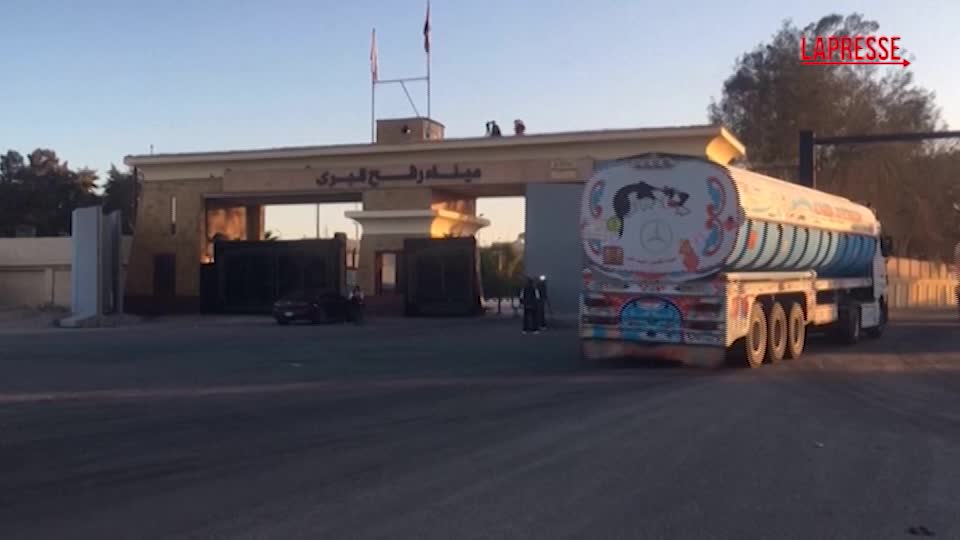 gaza camion carichi di aiuti attraversano il valico di rafah sul lato egiziano