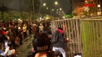 Perù, in piazza migliaia di persone contro il governo: scontri e violenze a Lima