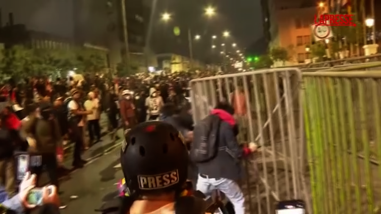 Perù, in piazza migliaia di persone contro il governo: scontri e violenze a Lima Perù, in piazza migliaia di persone contro il governo: scontri e violenze a Lima