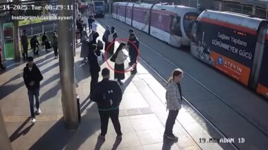 Turchia, guardia giurata salva donna distratta che stava per essere investita da un tram