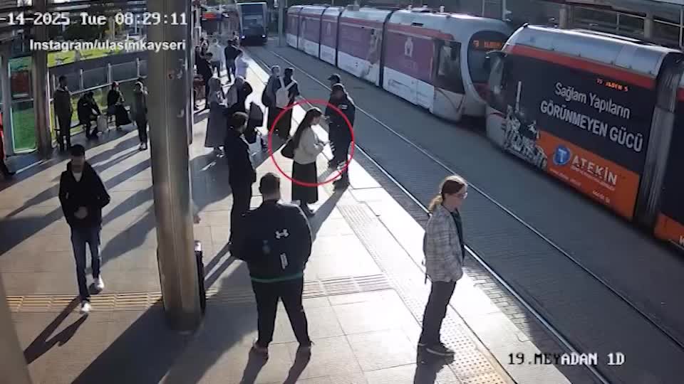 Turchia, guardia giurata salva donna distratta che stava per essere investita da un tram Turchia, guardia giurata salva donna distratta che stava per essere investita da un tram