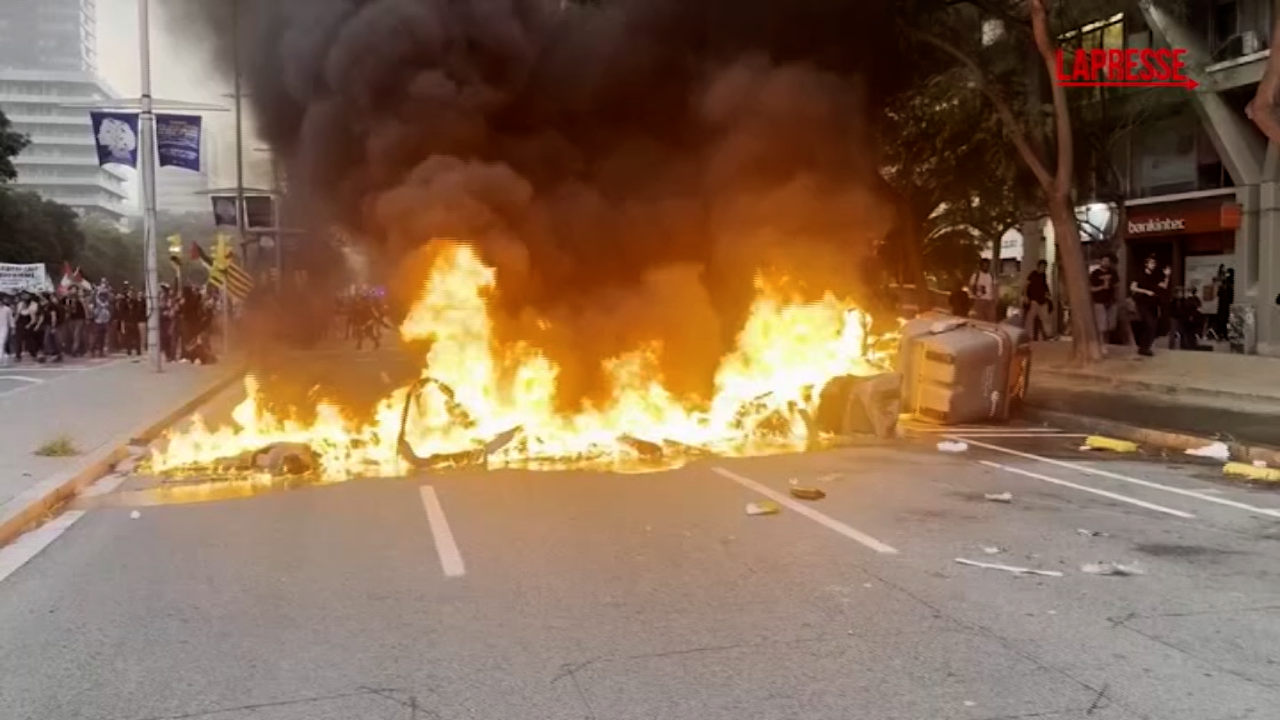 Barcellona, manifestazione pro Pal si trasforma in guerriglia: incendi e vetrine rotte Barcellona, manifestazione pro Pal si trasforma in guerriglia: incendi e vetrine rotte