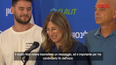 Israele, mamma ostaggio rilasciato: "È sopravvissuto nei tunnel con ferite da scheggia a occhio e testa"