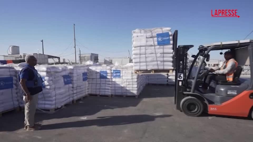 Gaza, camion del Pam si preparano a consegnare gli aiuti Gaza, camion del Pam si preparano a consegnare gli aiuti