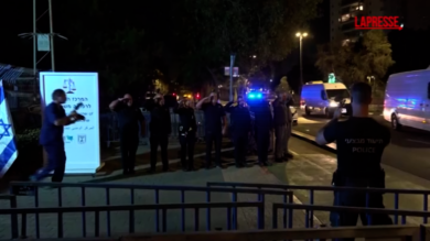 Israele, arrivati Tel Aviv i corpi di altri due ostaggi restituiti da Hamas: sono stati identificati