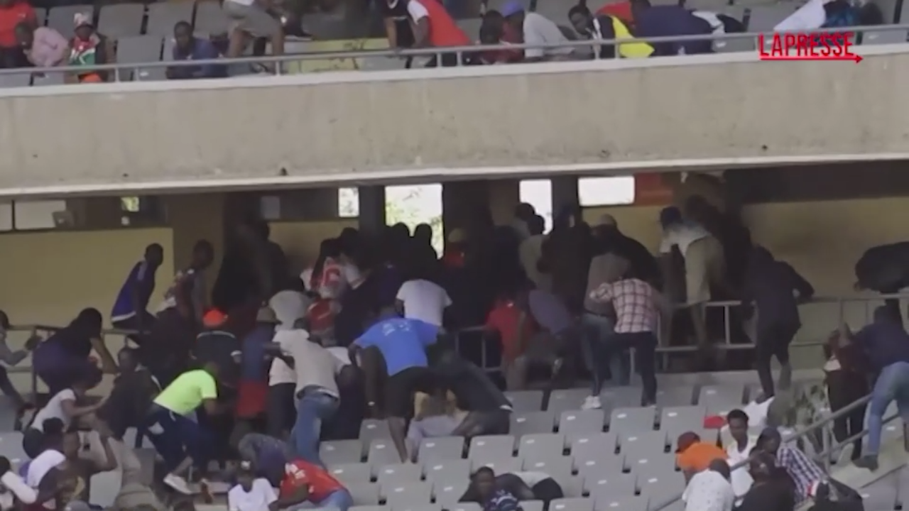Kenya, polizia spara sulla folla allo stadio di Nairobi Kenya, polizia spara sulla folla allo stadio di Nairobi