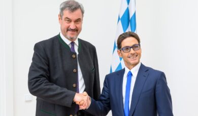 Pier Silvio Berlusconi firma accordo MFE–MediaForEurope con Stato Baviera