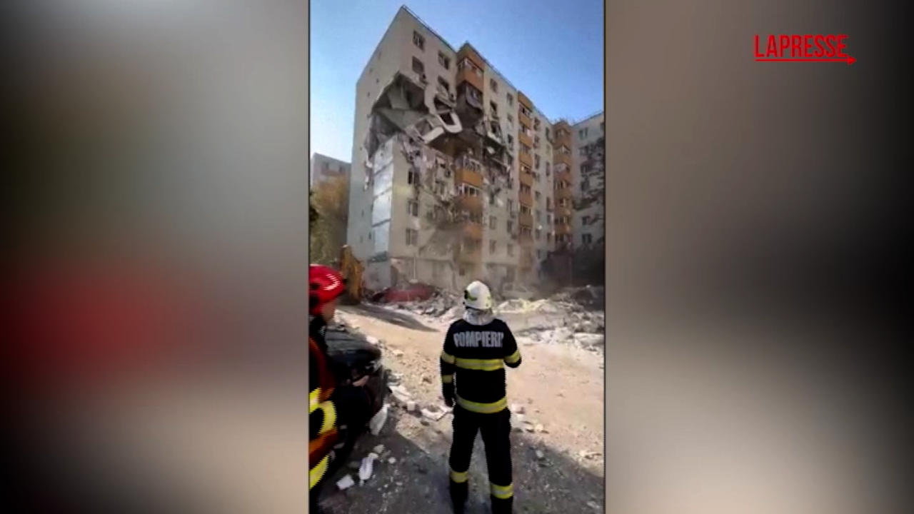 Romania, esplosione in un condominio di Bucarest: le immagini del crollo