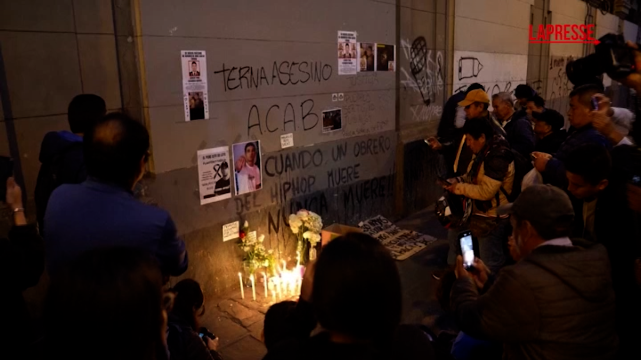 Perù, veglia a Lima per il manifestante ucciso durante le proteste Perù, veglia a Lima per il manifestante ucciso durante le proteste