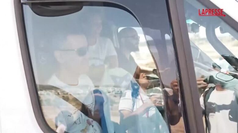 Israele, l'ostaggio liberato Omri Miran torna al Kibbutz Kramim