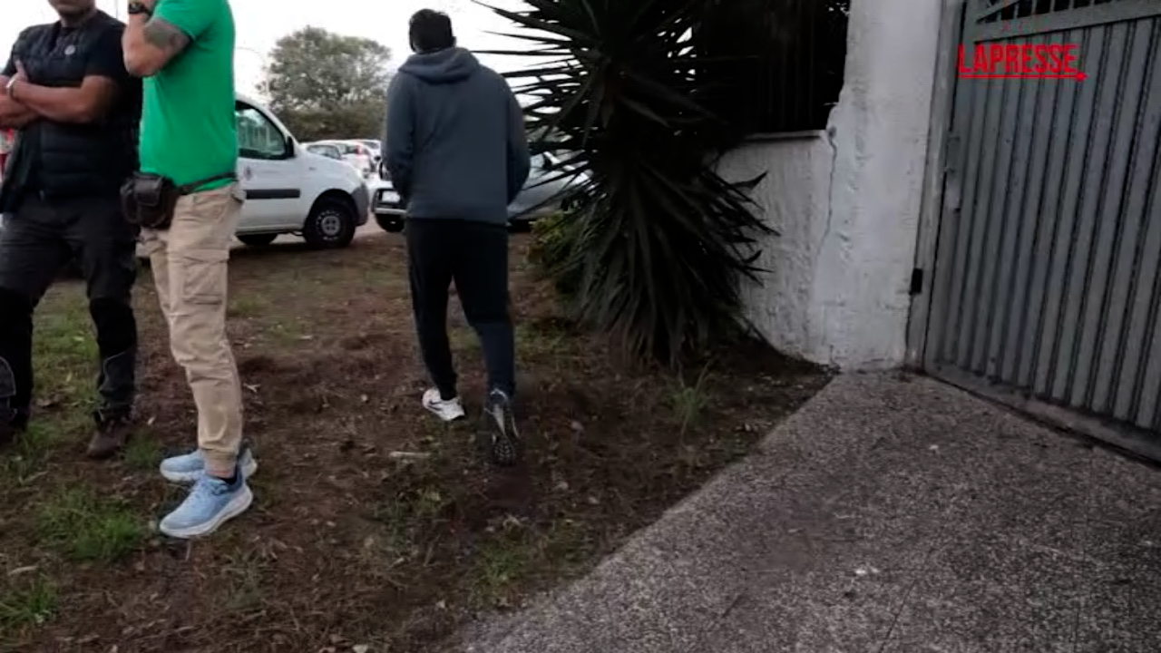 Attentato Ranucci, il figlio Emanuele davanti a casa: "Non c Attentato Ranucci, il figlio Emanuele davanti a casa: "Non c