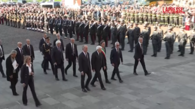 Strage casolare, lacrime e commozione ai funerali dei carabinieri: Mattarella abbraccia i familiari