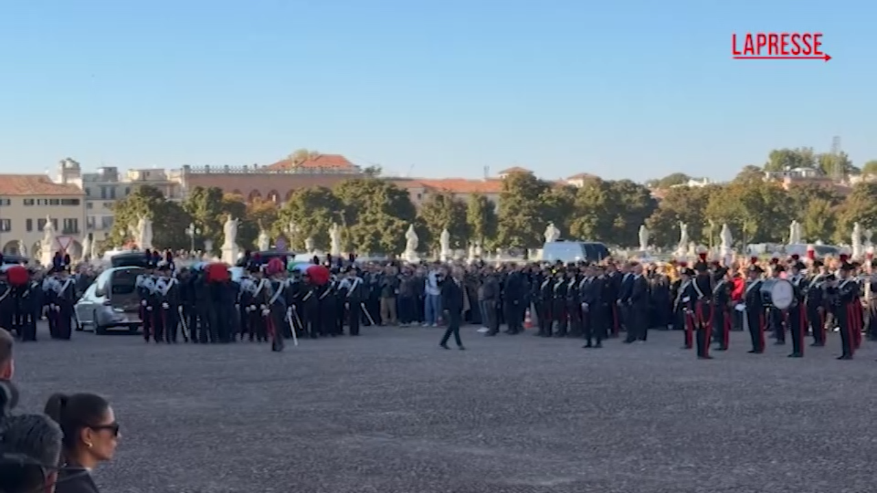 Strage casolare, i feretri dei carabinieri accolti dagli applausi a Padova Strage casolare, i feretri dei carabinieri accolti dagli applausi a Padova