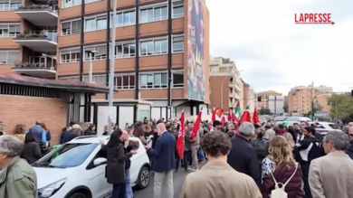 Attentato Ranucci, i colleghi davanti alla sede Rai: “Basta clima d’odio contro giornalisti”