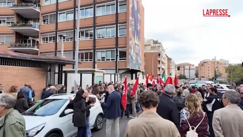 Attentato Ranucci, i colleghi davanti alla sede Rai: “Basta clima d’odio contro giornalisti”