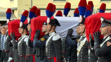 Funerali di Stato per i carabinieri morti, a Padova Mattarella e Meloni. Applausi e commozione – La diretta