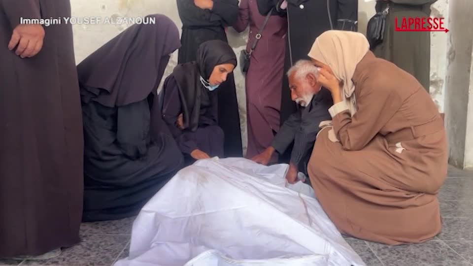 Gaza, Idf uccide una famiglia palestinese durante il cessate il fuoco: il dolore di parenti e amici Gaza, Idf uccide una famiglia palestinese durante il cessate il fuoco: il dolore di parenti e amici