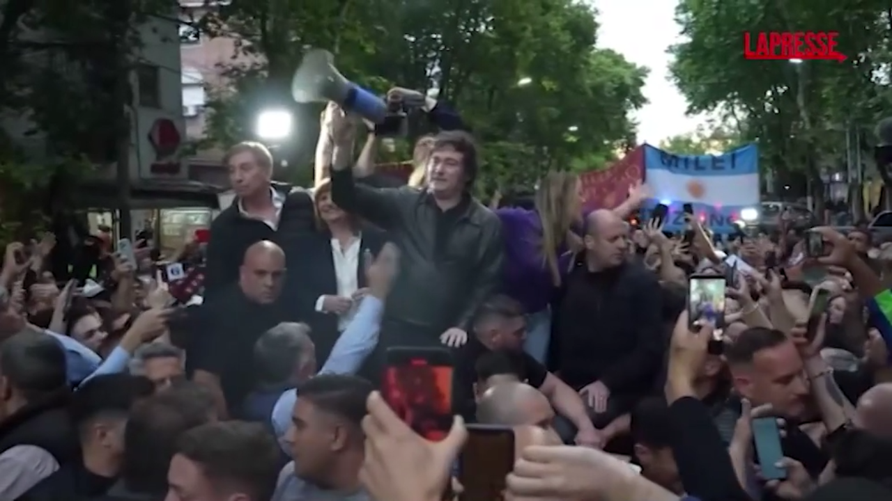 argentina milei in piazza prima delle elezioni di mid term scontri tra sostenitori e oppositori