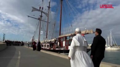 Papa Leone XIV visita a sorpresa l’equipaggio di una nave scuola a Ostia: le immagini