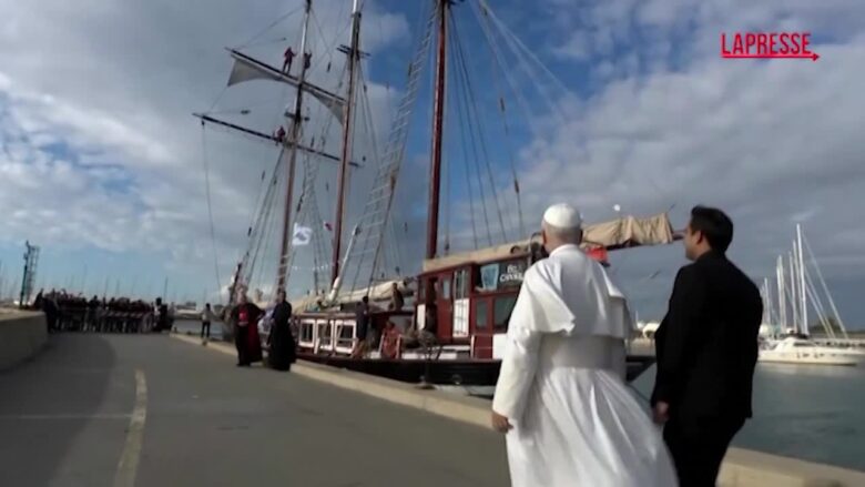 Papa Leone XIV visita a sorpresa l’equipaggio di una nave scuola a Ostia: le immagini