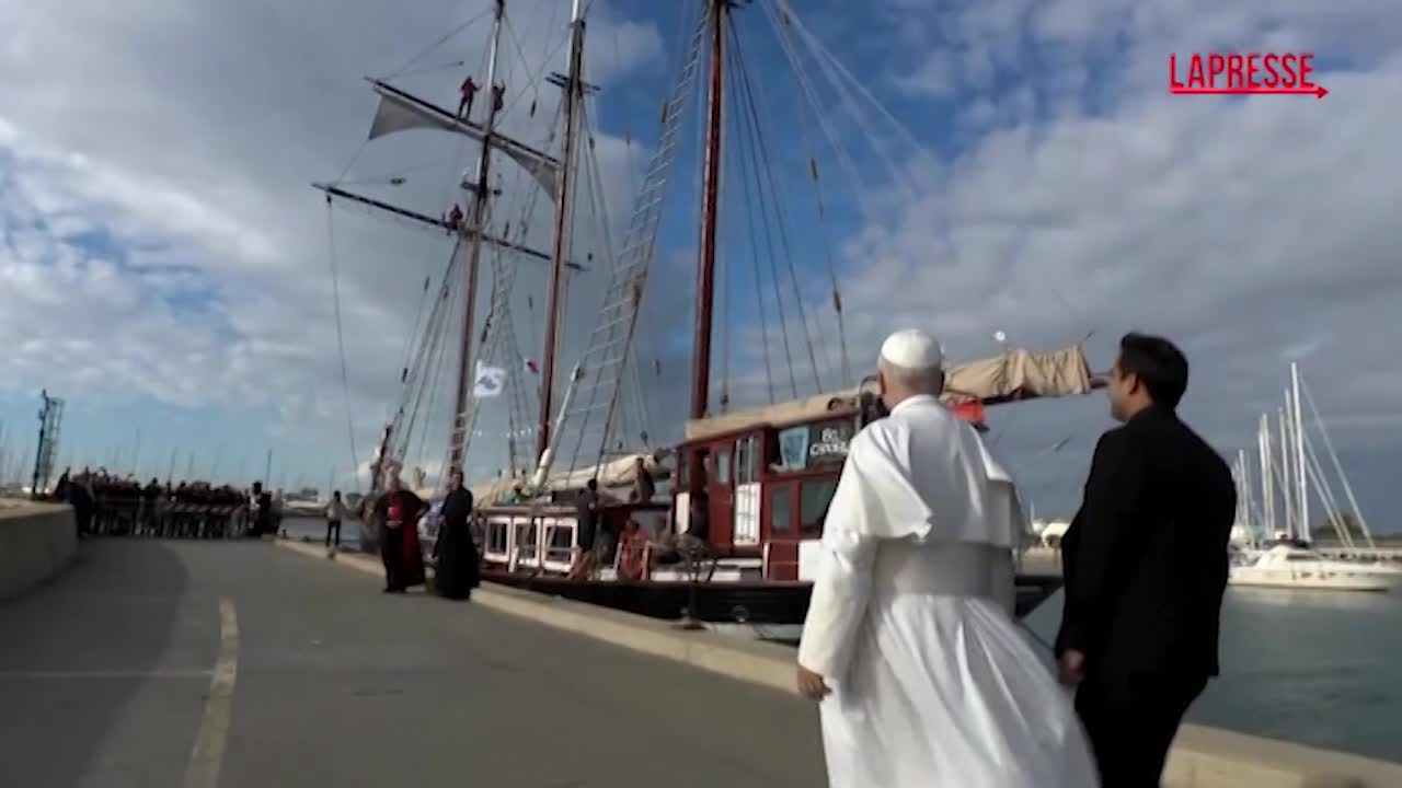 papa leone xiv visita a sorpresa l8217equipaggio di una nave scuola a ostia le immagini