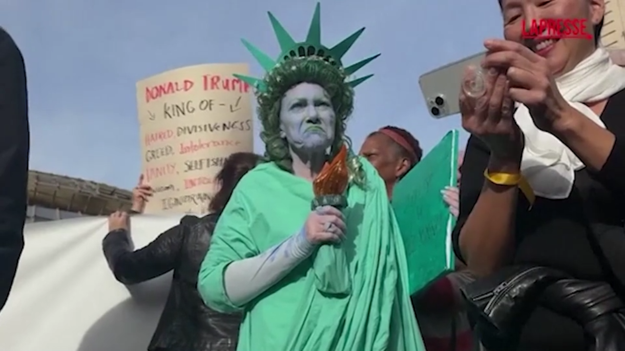 Francia, a Parigi in piazza contro Trump per il “No King’s Day” Francia, a Parigi in piazza contro Trump per il “No King’s Day”