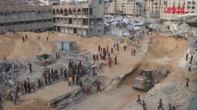 Gaza, militanti di Hamas scavano tra le macerie per trovare i corpi degli ostaggi: le immagini