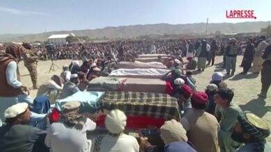 Afghanistan, folla ai funerali dei giocatori di cricket vittime dei bombardamenti pakistani