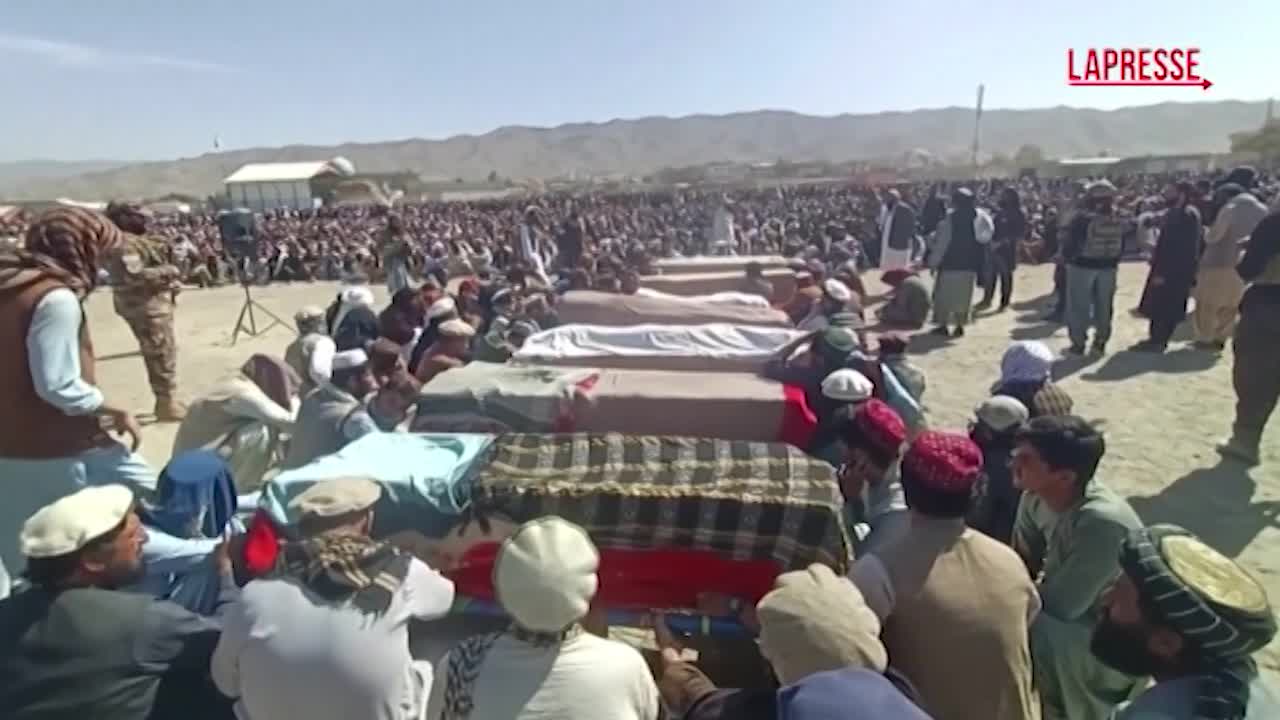 Afghanistan, folla ai funerali dei giocatori di cricket vittime dei bombardamenti pakistani Afghanistan, folla ai funerali dei giocatori di cricket vittime dei bombardamenti pakistani