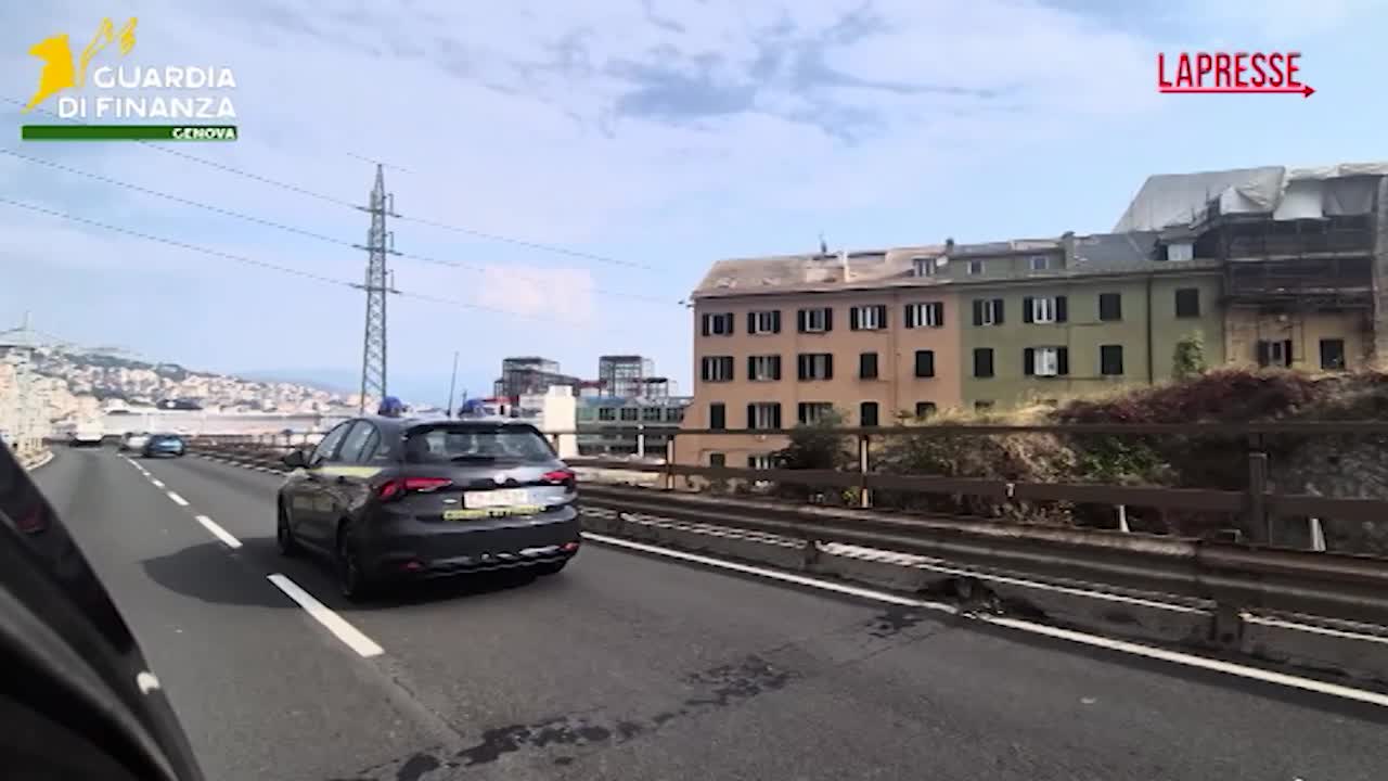 Genova, sequestrati un milione e mezzo di prodotti da fumo contraffatti Genova, sequestrati un milione e mezzo di prodotti da fumo contraffatti