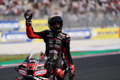 Gp Portogallo, vince Bezzecchi davanti ad Alex Marquez: disastro Bagnaia