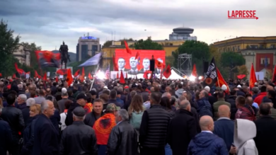 Albania, migliaia in piazza a difesa dei veterani della guerra del Kosovo