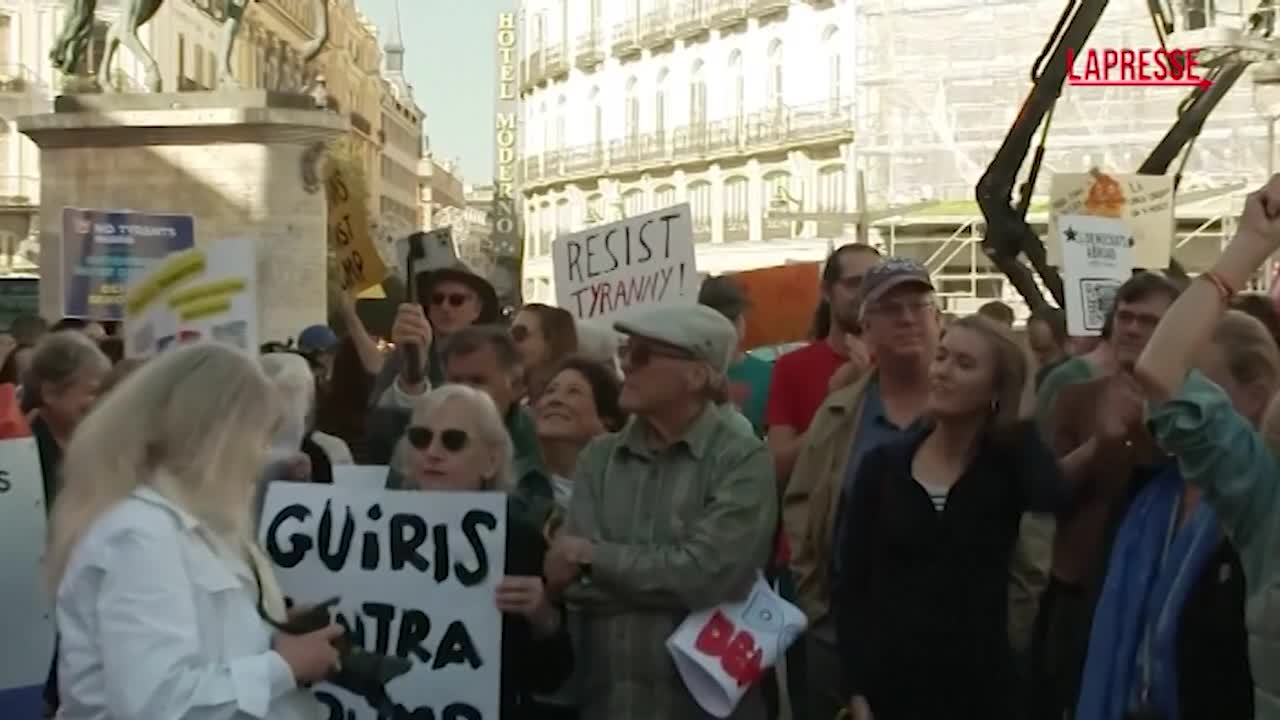 Madrid, centinaia di cittadini americani in piazza contro la presidenza Trump Madrid, centinaia di cittadini americani in piazza contro la presidenza Trump
