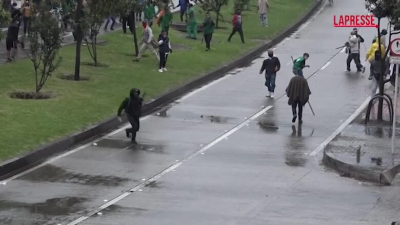 Colombia, scontri a manifestazione davanti ambasciata Usa: agenti feriti da frecce