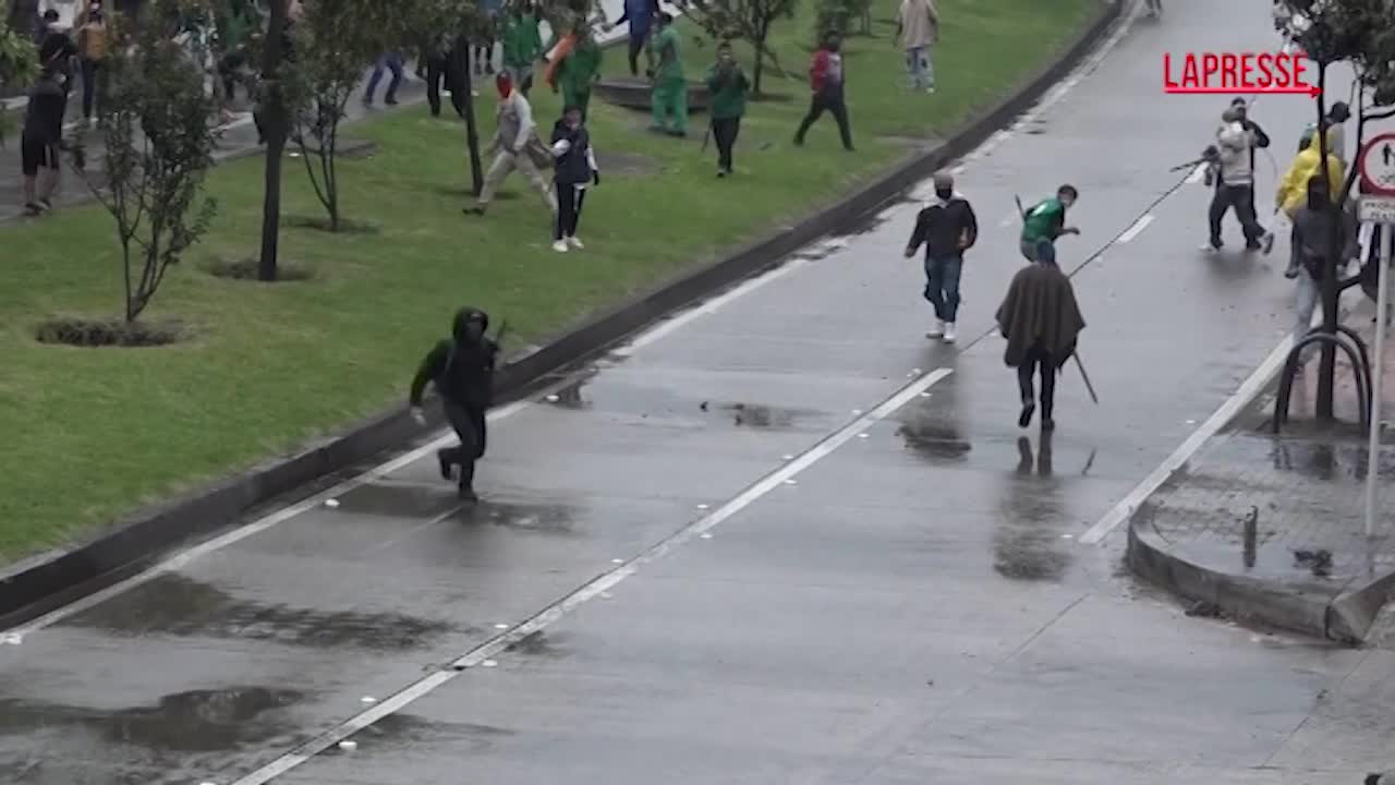 Colombia, scontri a manifestazione davanti ambasciata Usa: agenti feriti da frecce Colombia, scontri a manifestazione davanti ambasciata Usa: agenti feriti da frecce
