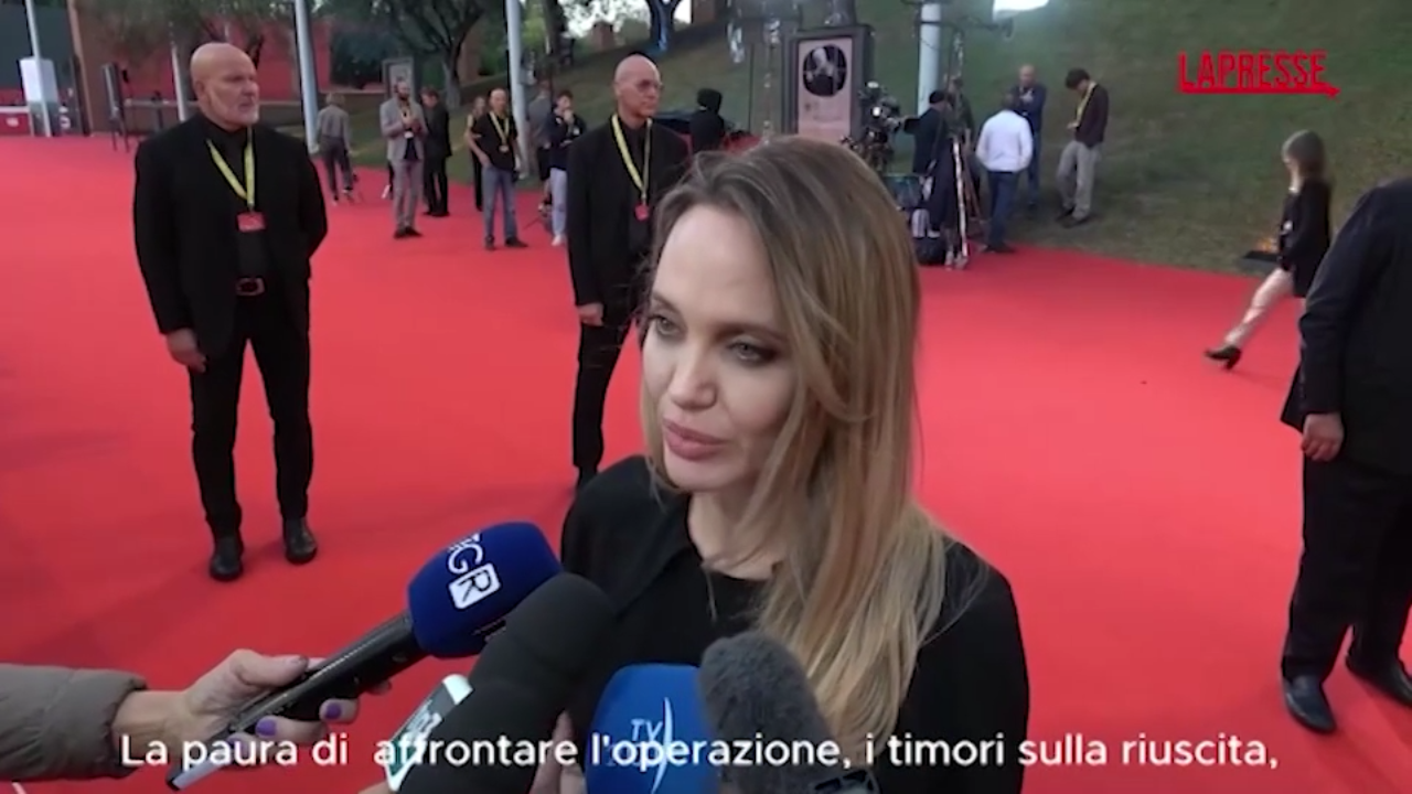 Festa del Cinema di Roma, Angelina Jolie: "Tumore al seno? Bisogna fare scelte difficili e questo è molto femminile" Festa del Cinema di Roma, Angelina Jolie: "Tumore al seno? Bisogna fare scelte difficili e questo è molto femminile"