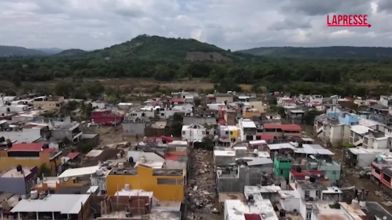Messico, piogge torrenziali causano frane e inondazioni: le immagini della devastazione Messico, piogge torrenziali causano frane e inondazioni: le immagini della devastazione