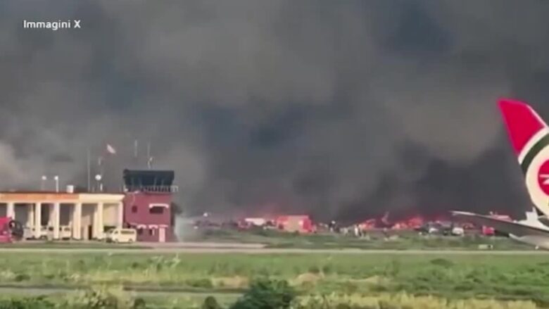 Bangladesh, enorme incendio all'aeroporto di Dhaka: fiamme e fumo nel terminal merci
