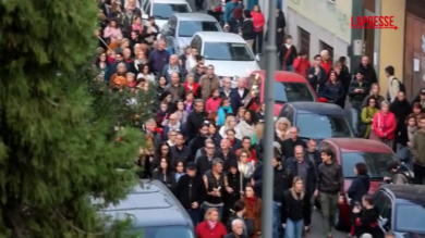 Milano, in centinaia alla fiaccolata in memoria di Pamela Genini