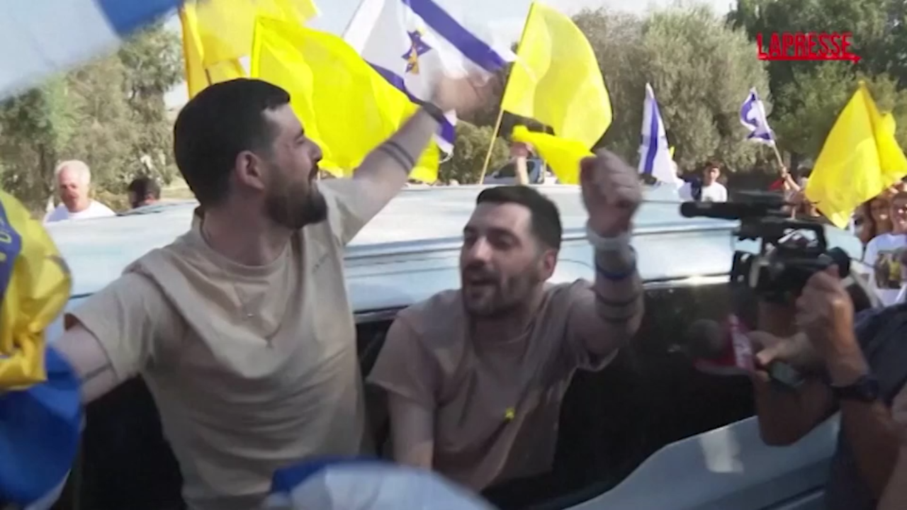 Israele, bagno di folla per i due gemelli liberati dopo le dimissioni dall Israele, bagno di folla per i due gemelli liberati dopo le dimissioni dall