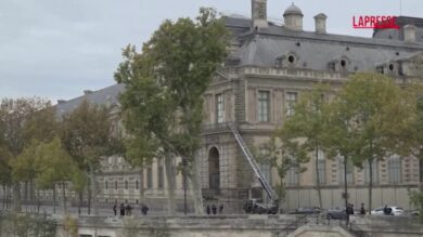 Furto al Louvre, la polizia presidia il museo