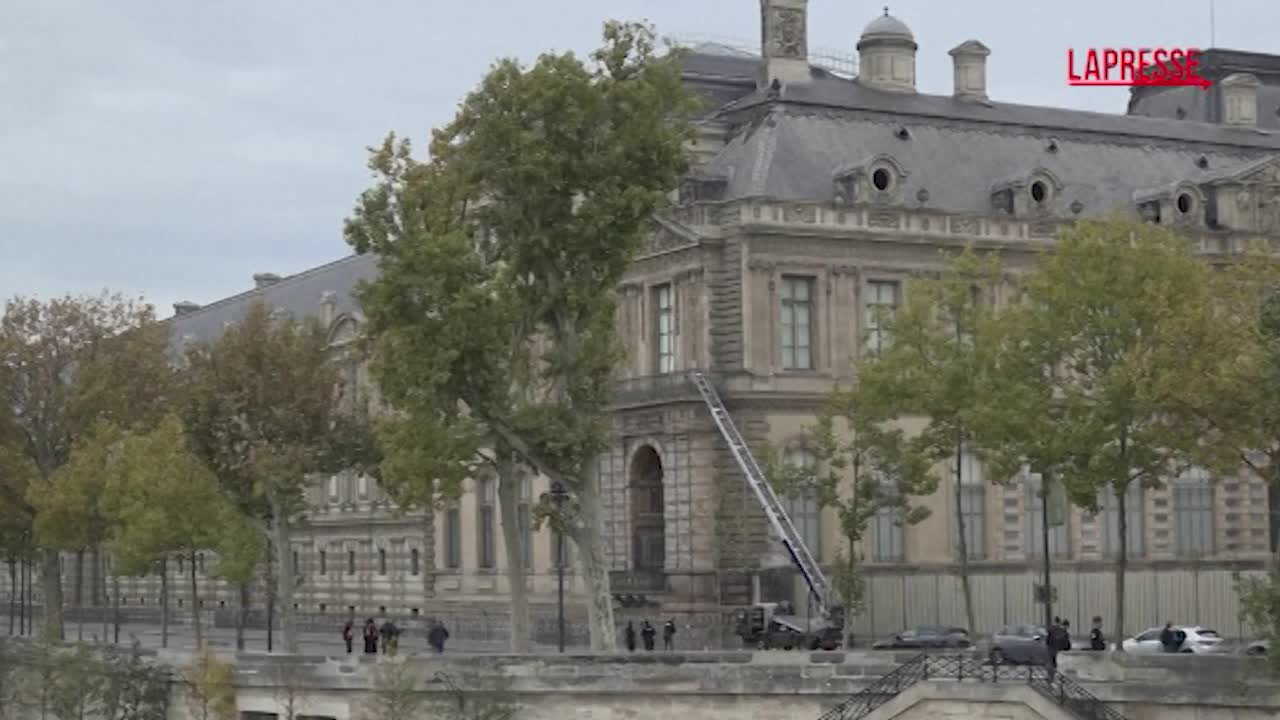 Furto al Louvre, la polizia presidia il museo Furto al Louvre, la polizia presidia il museo