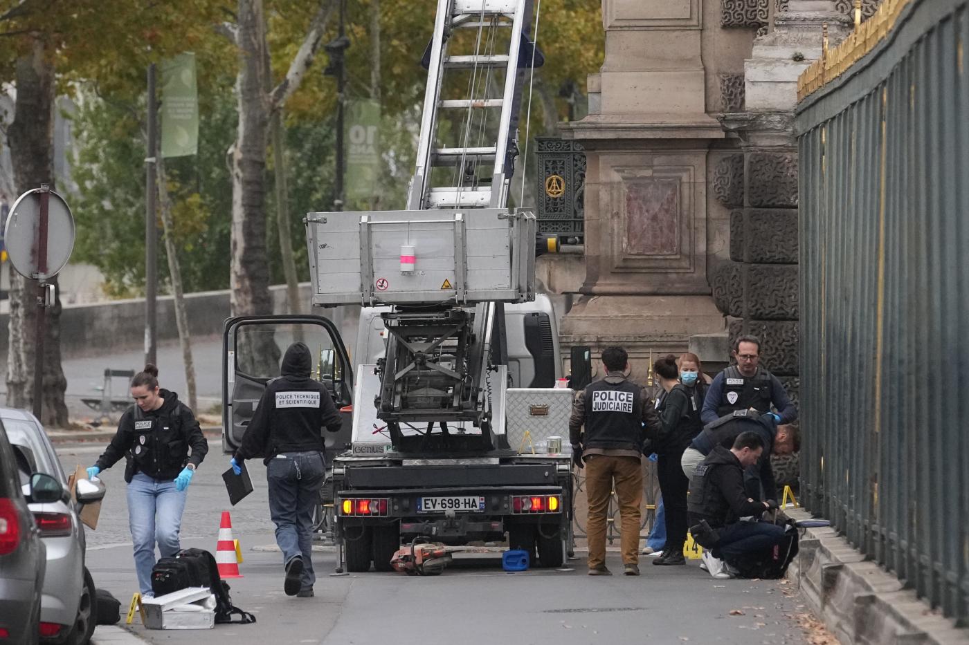 Parigi, furto da film al Louvre: in 7 minuti rubati i gioielli di Napoleone Parigi, furto da film al Louvre: in 7 minuti rubati i gioielli di Napoleone